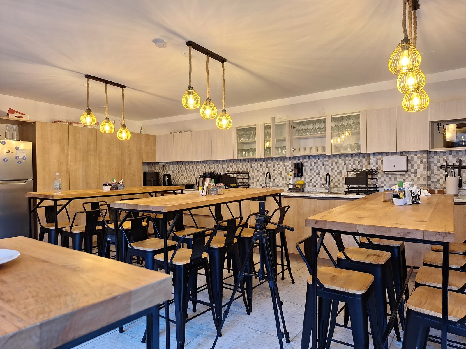 Cocina compartida y mesas del comedor de CasaFran