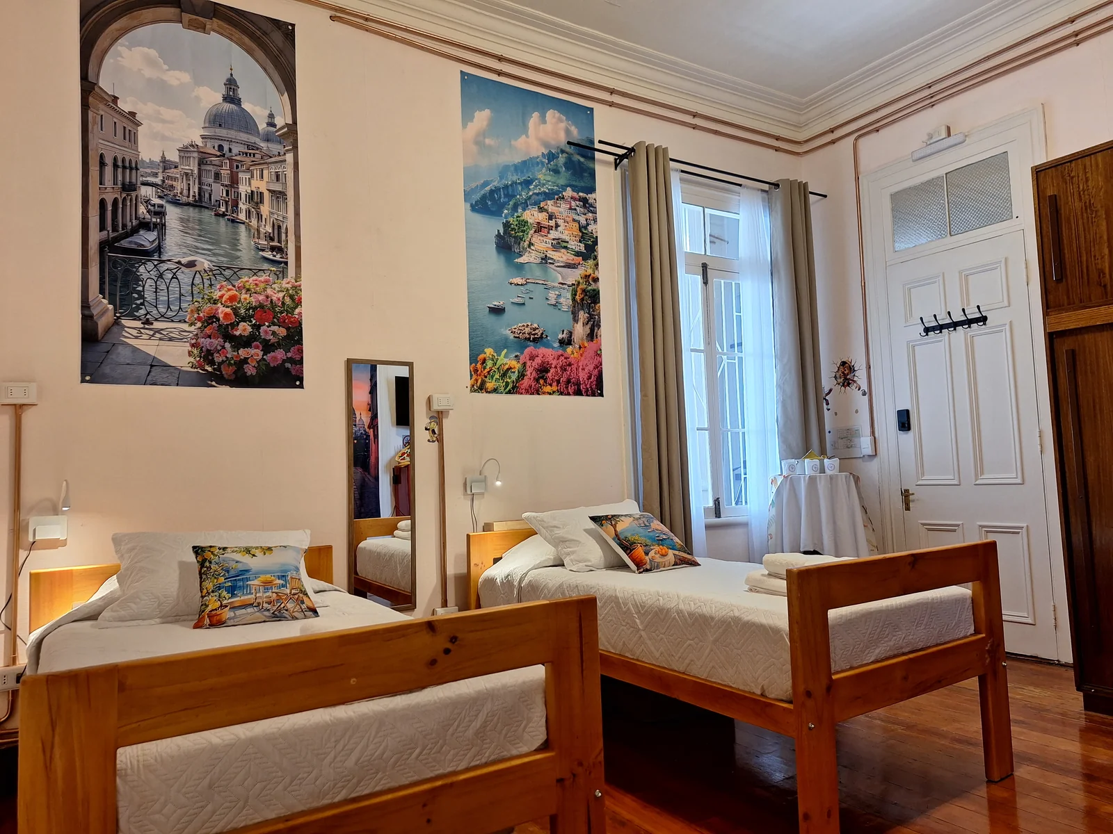 Vista general de las camas individuales en la habitación Italia de CasaFran