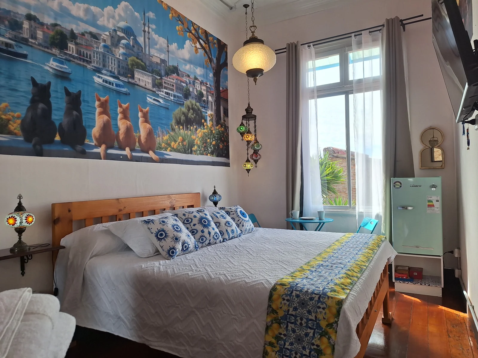 Vista general con cama y ventana en la habitación Turquía de CasaFran