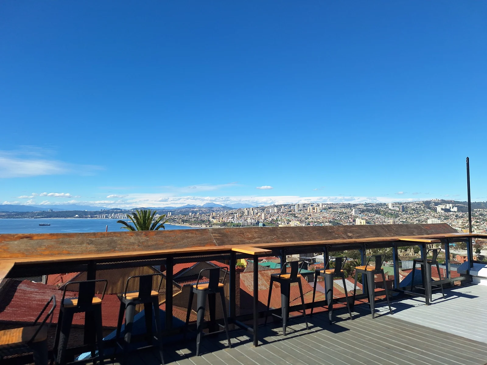 Terraza de CasaFran con vista a la bahía de Valparaíso
